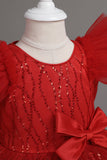 Une ligne Jewel Col Robe Red Girl avec nœud papillon