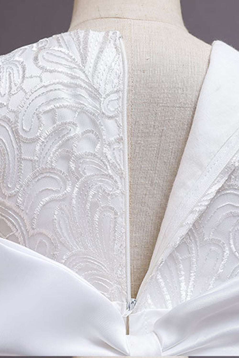 Fille de fleur blanche haute basse Robe avec nœud papillon