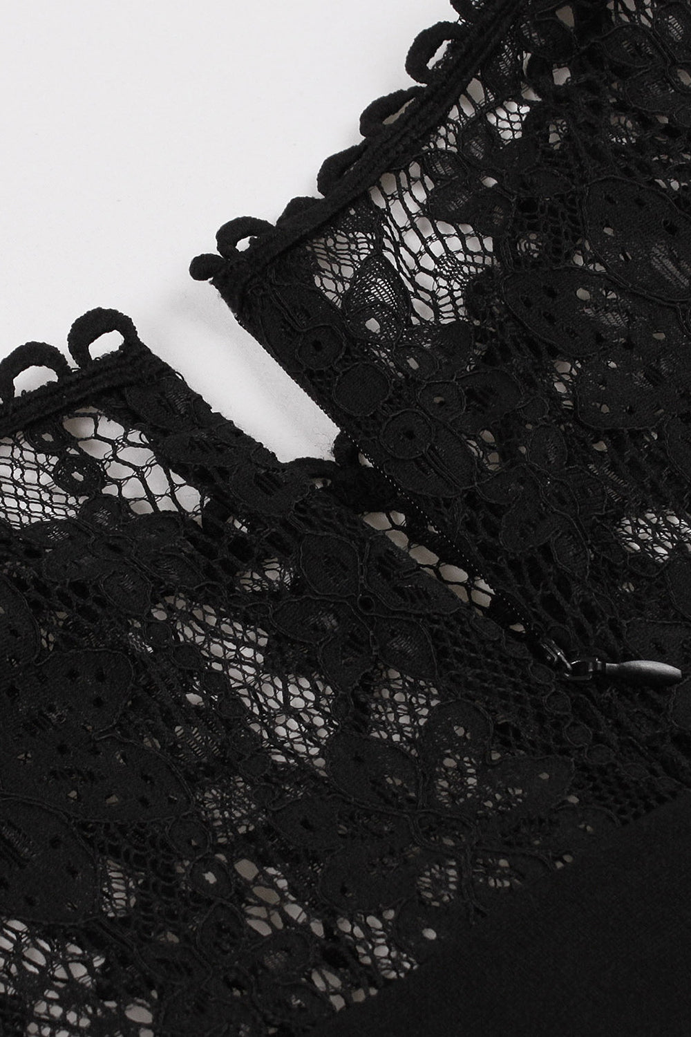 Robe noire swing des années 50 avec dentelle