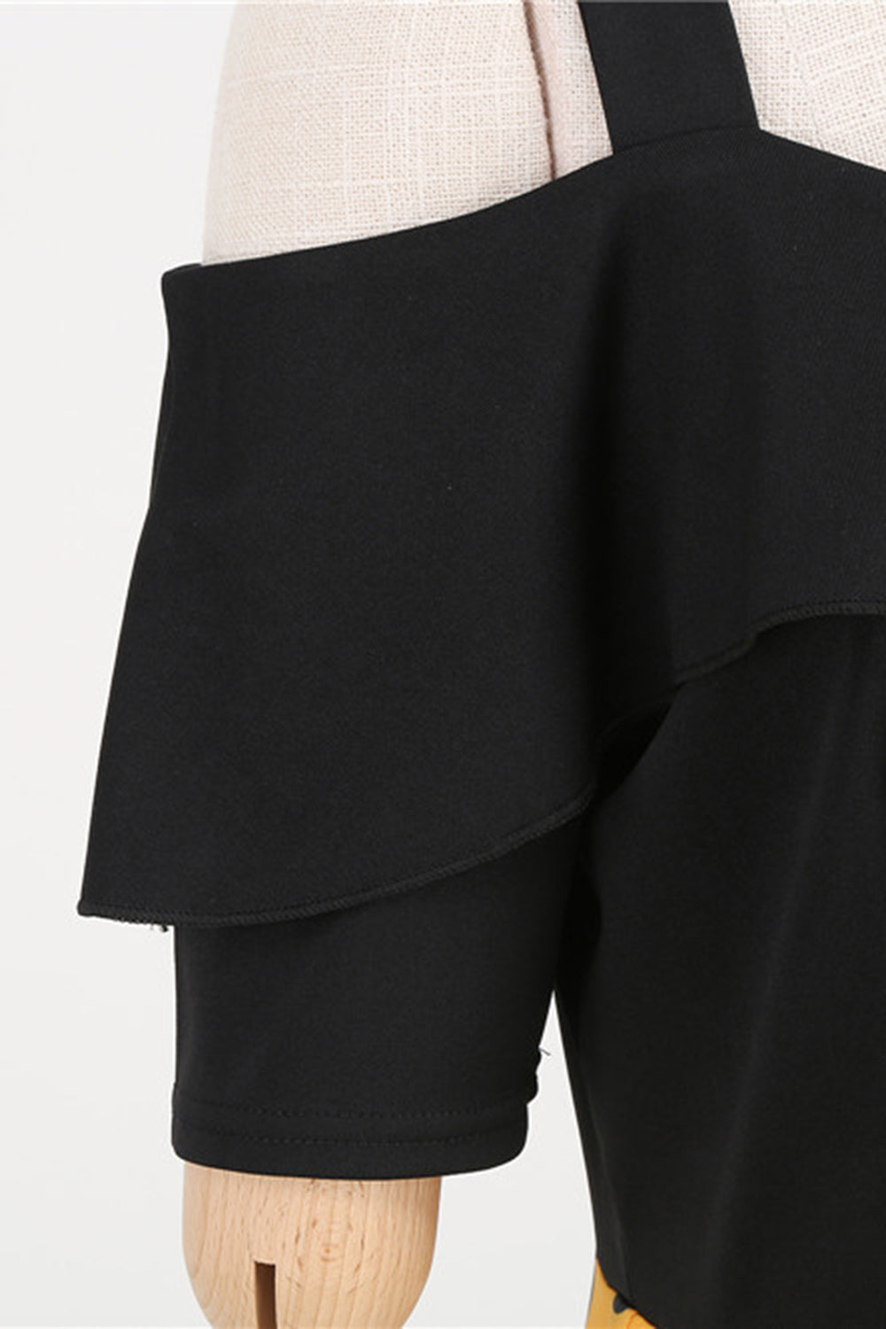 Robe à pois à pois d’épaules froides noires des années 50