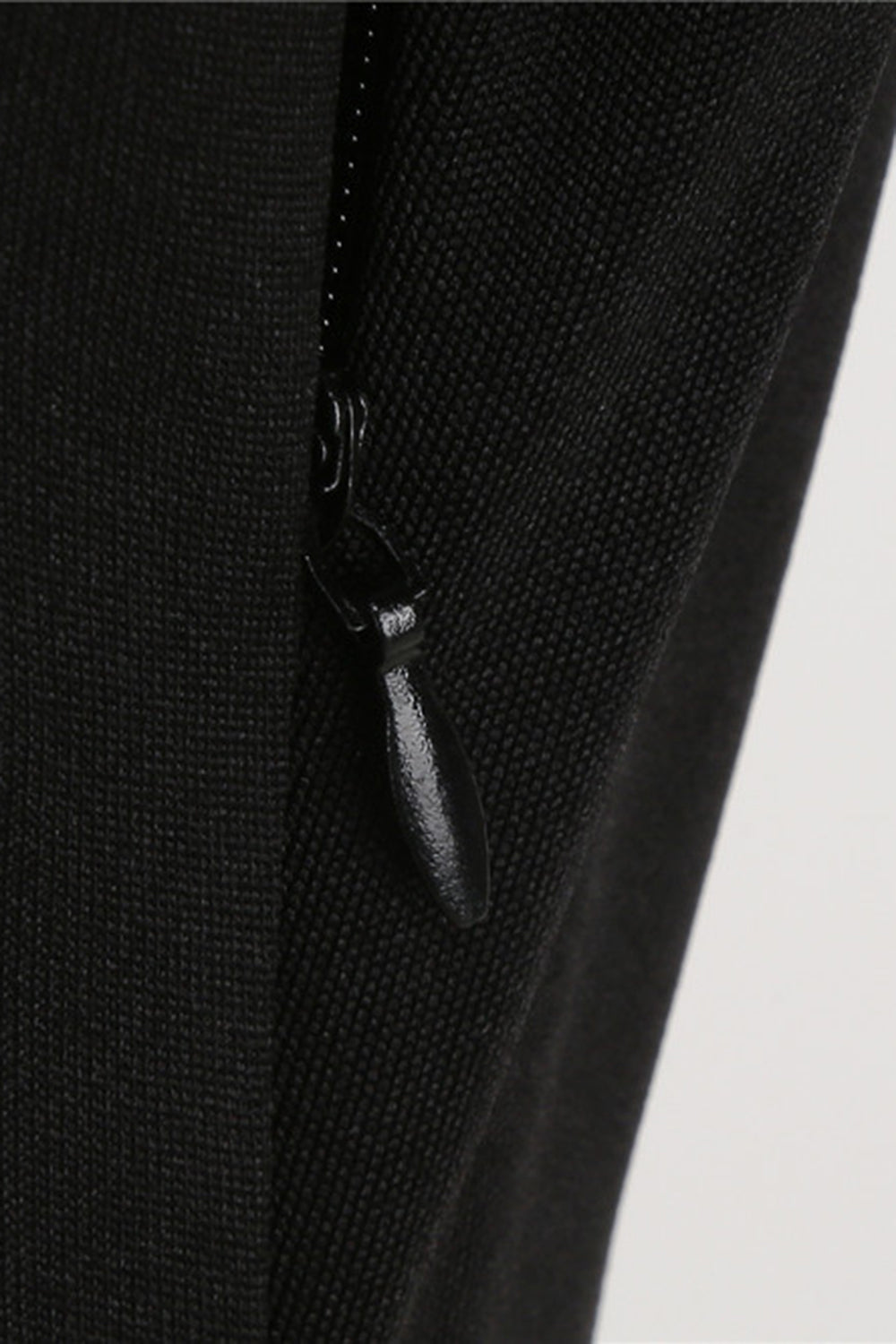 Robe à pois à pois d’épaules froides noires des années 50