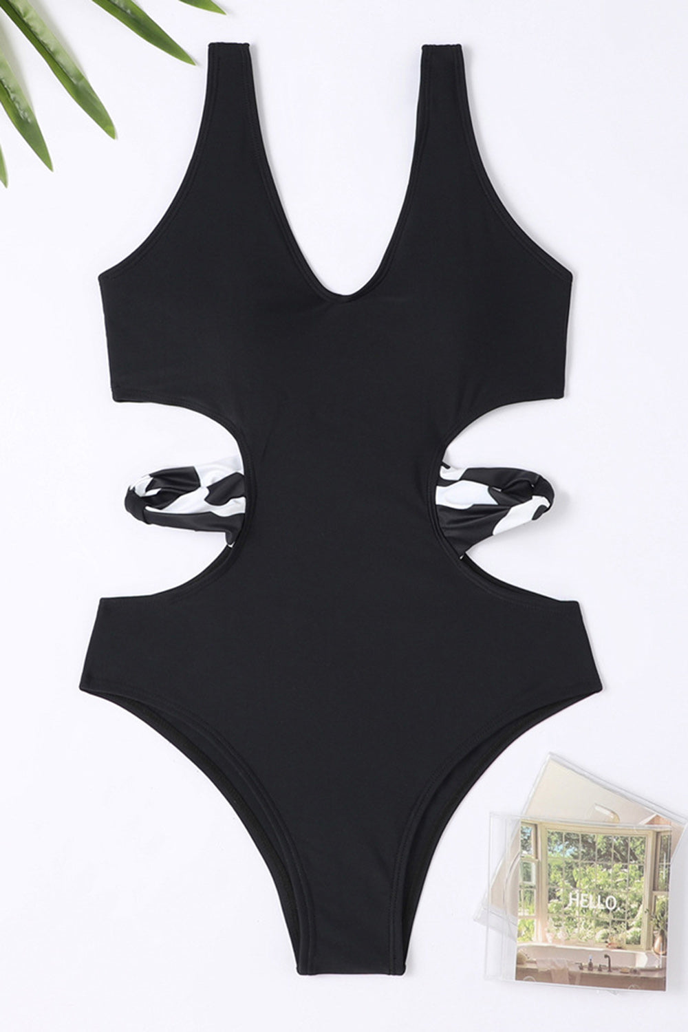 Découpez un maillot de bain noir une pièce