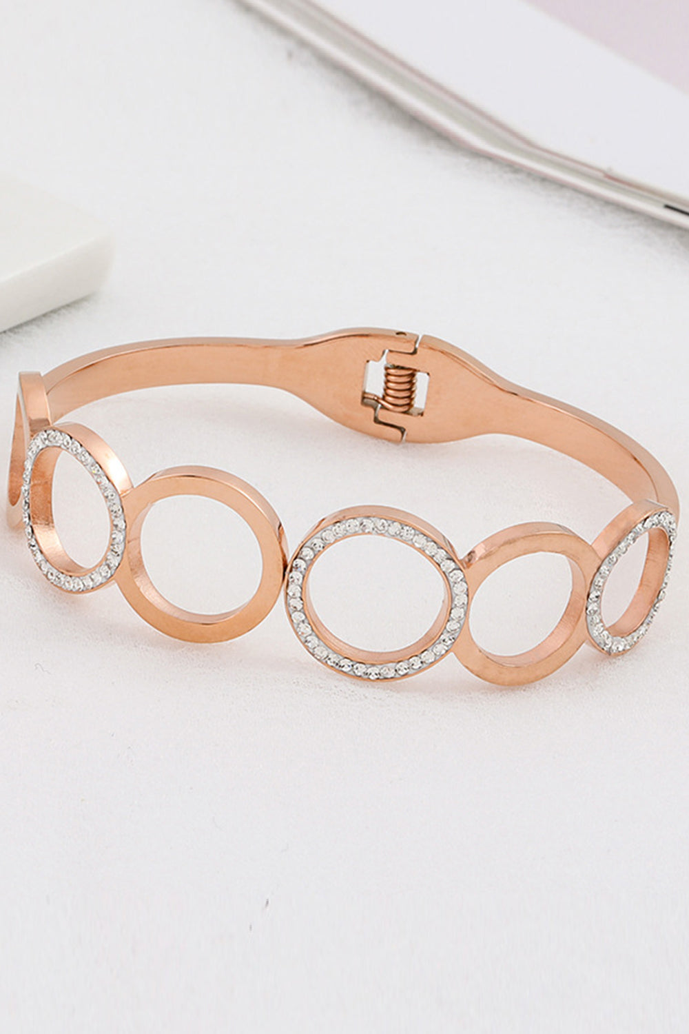 Bracelet rond antique en acier titane découpé