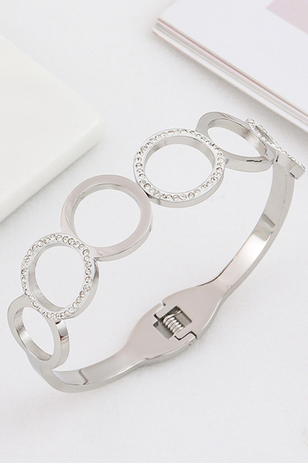 Bracelet rond antique en acier titane découpé