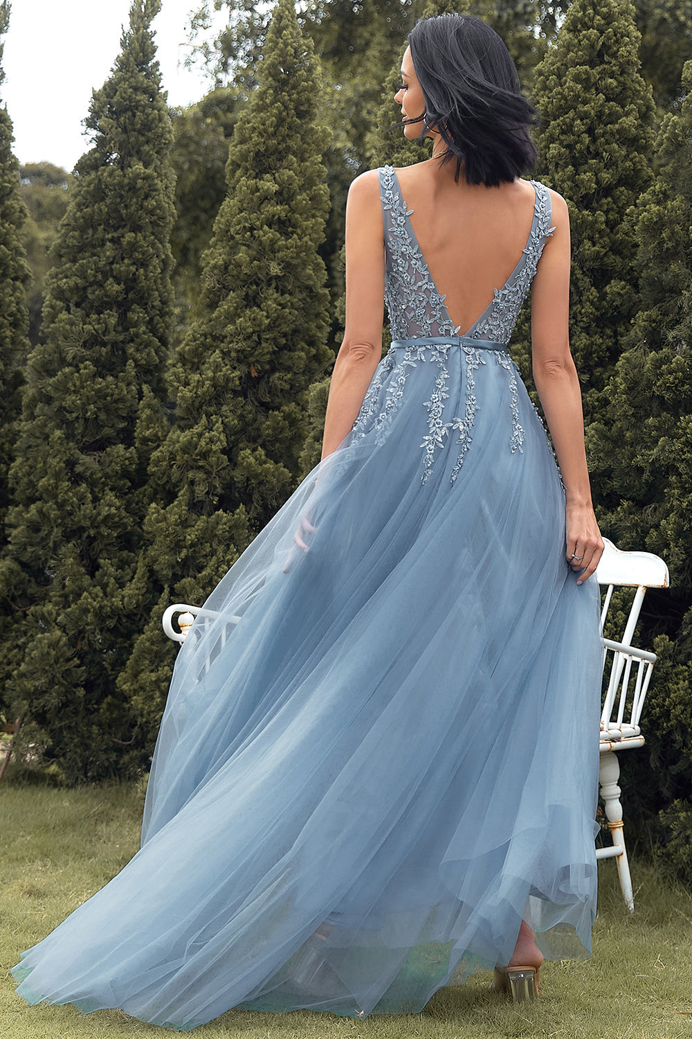 Robe de bal en tulle bleu avec appliques