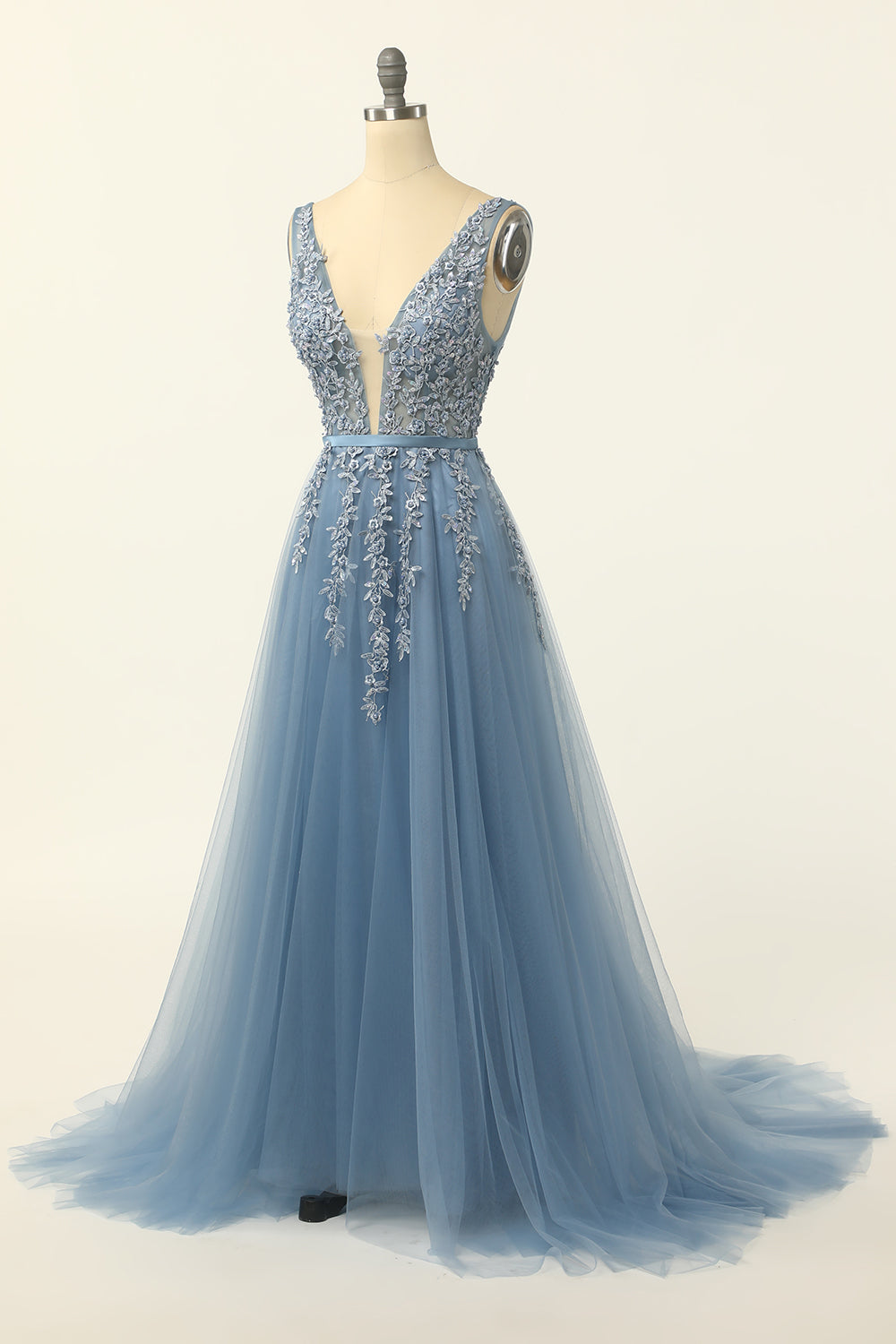 Robe de bal en tulle bleu avec appliques