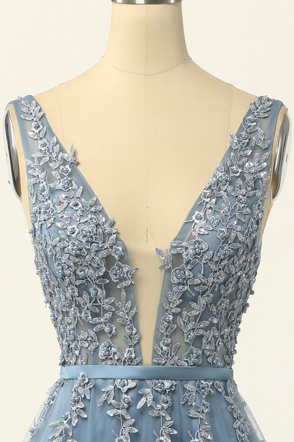 Robe de bal en tulle bleu avec appliques