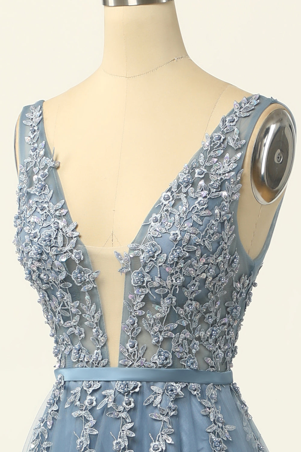 Robe de bal en tulle bleu avec appliques