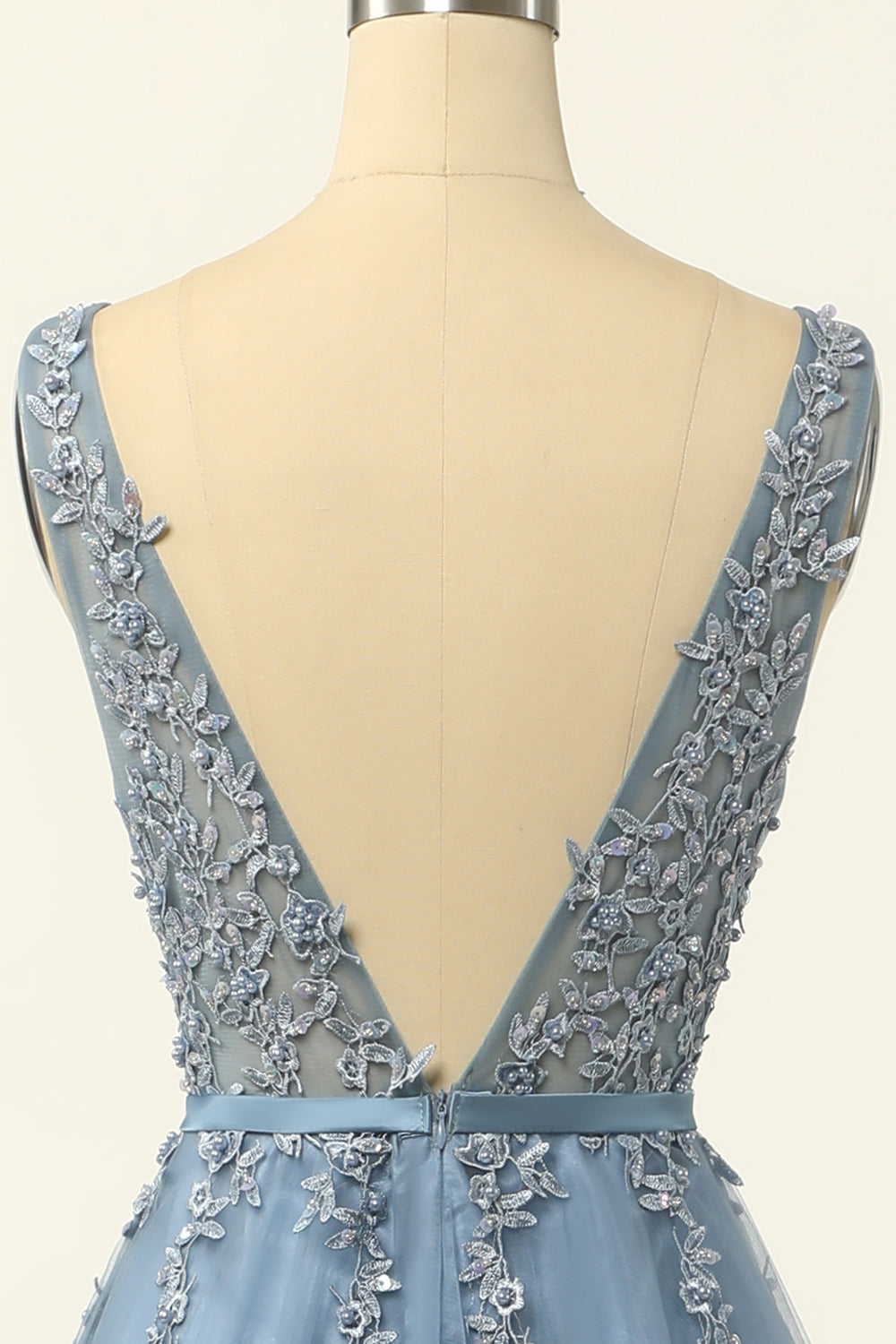 Robe de bal en tulle bleu avec appliques