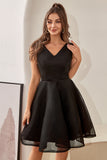 Robe de retour à la maison à col en V noir