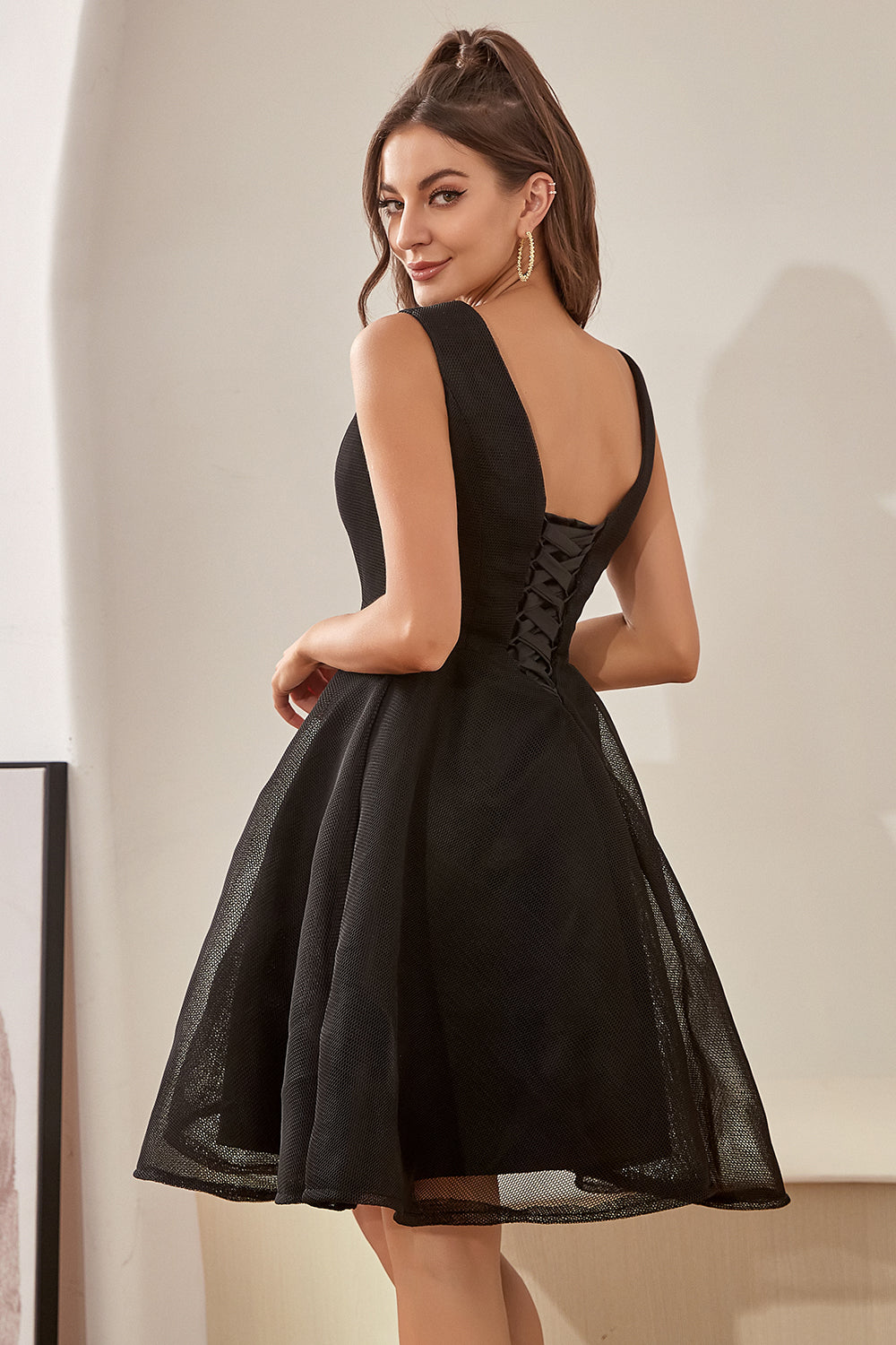 Robe de retour à la maison à col en V noir