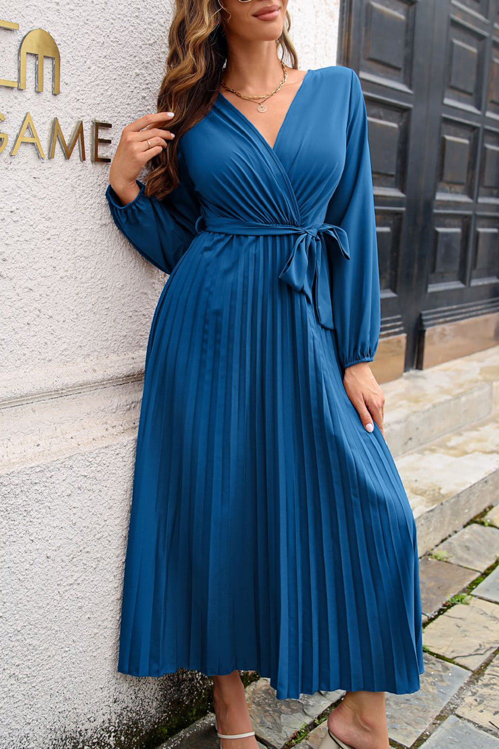 Robe décontractée bleue à col en V avec ceinture