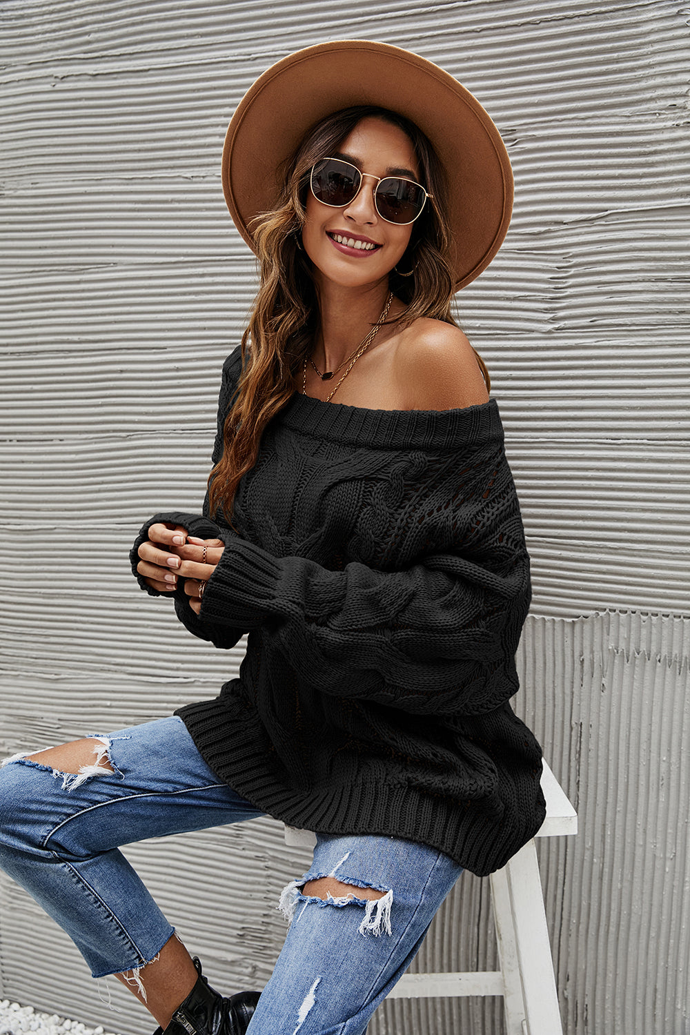 Pull tricoté lâche sur l’épaule