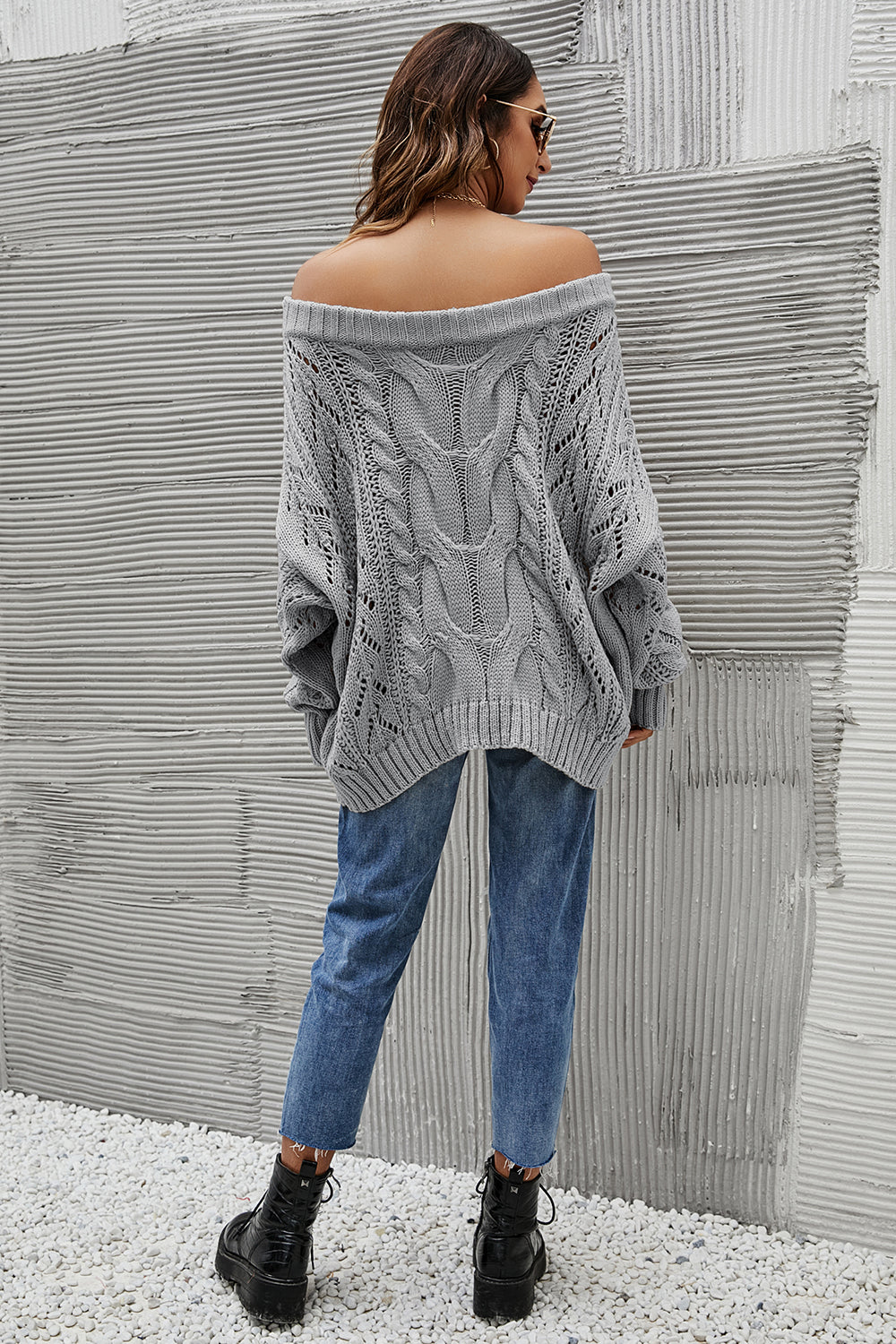 Pull tricoté lâche sur l’épaule