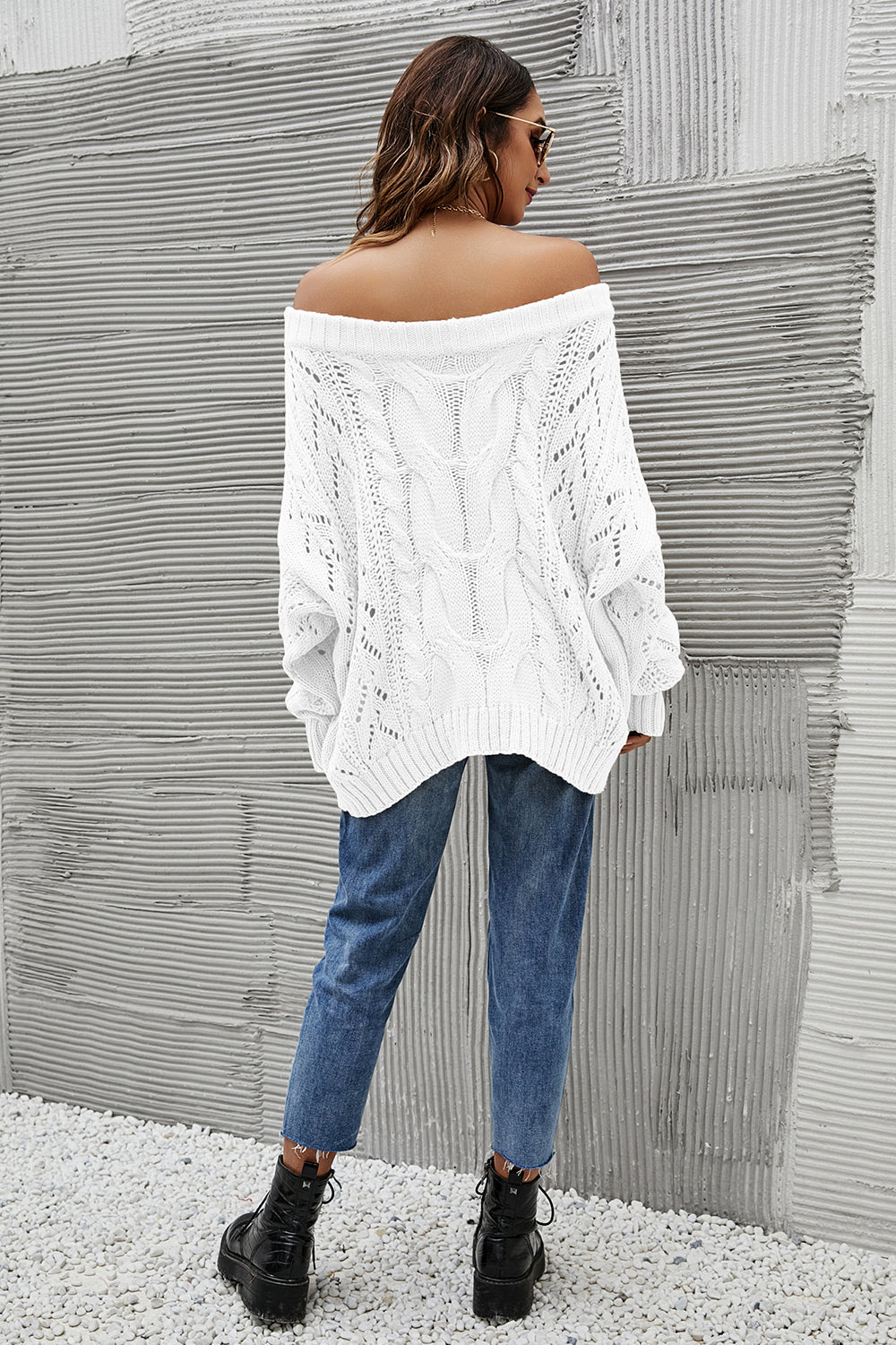 Pull tricoté lâche sur l’épaule