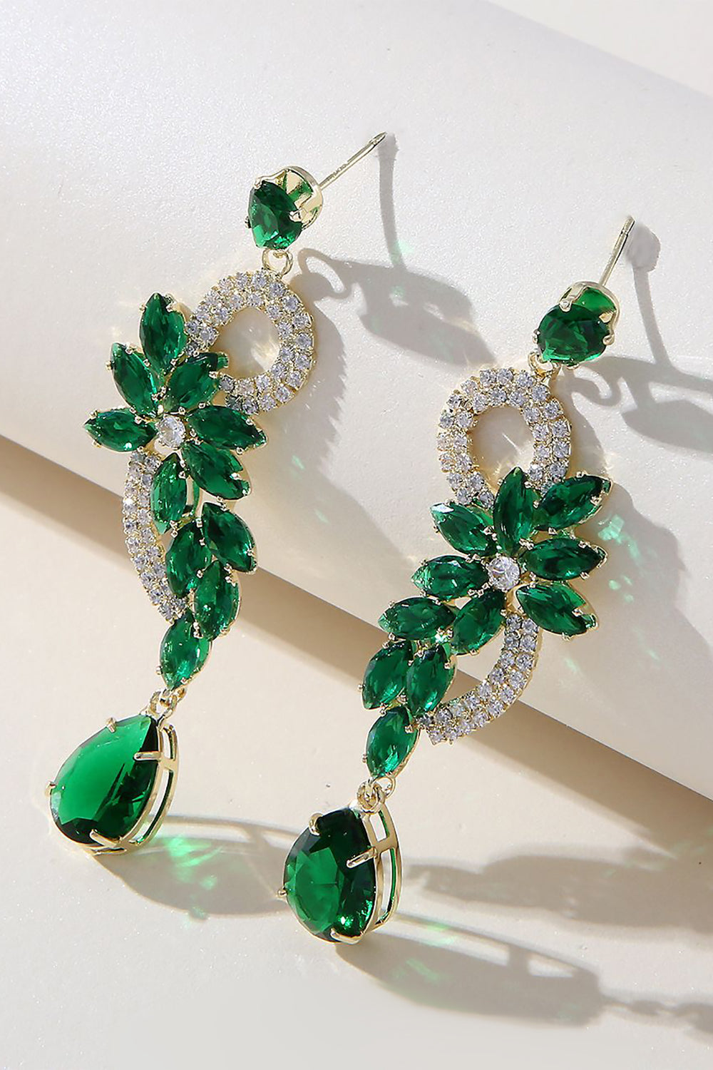 Boucles d’oreilles de bal perlées en strass vert