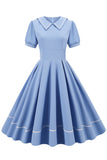 Robe bleue des années 50 de style rétro avec manches courtes