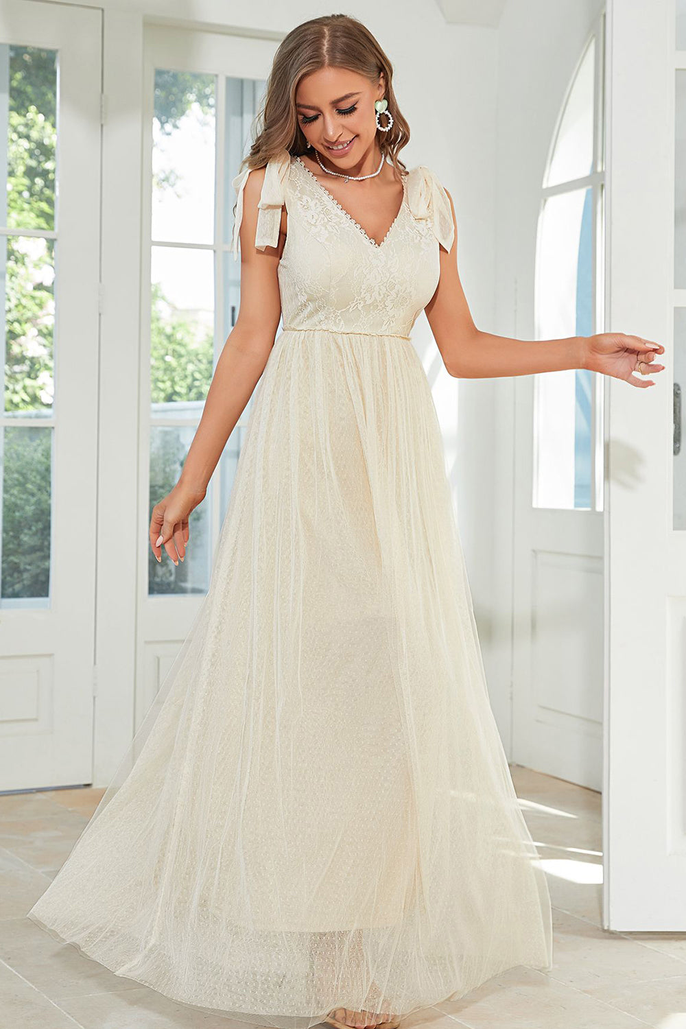 Robe d’invité de mariage longue en dentelle d’abricot avec nœud papillon