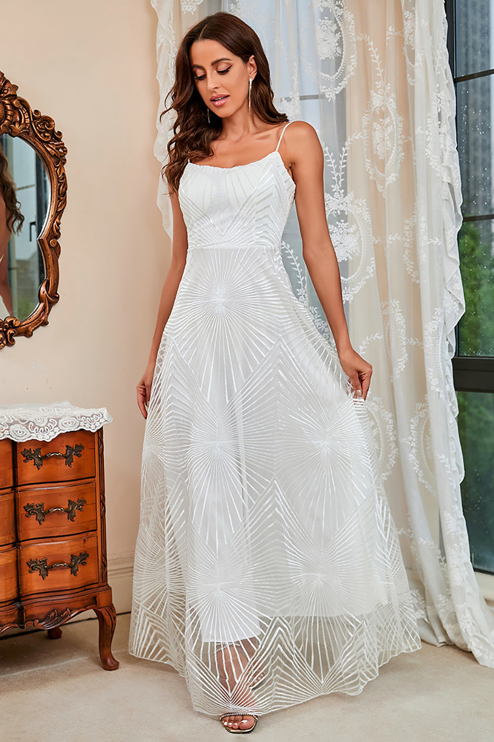 Sangles spaghetti blanches Une robe de Soirée de ligne