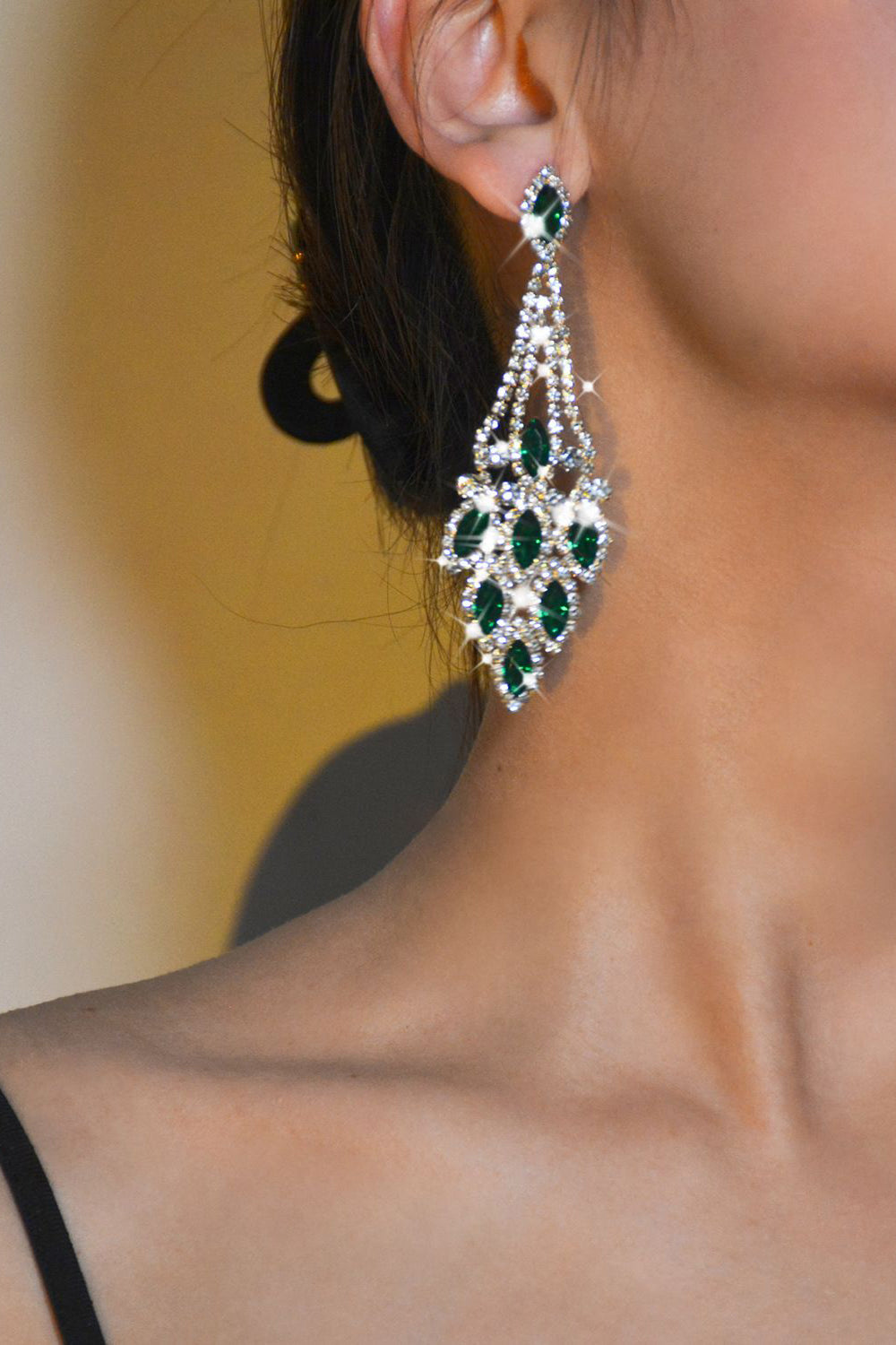 Boucles d’oreilles longues en strass verts