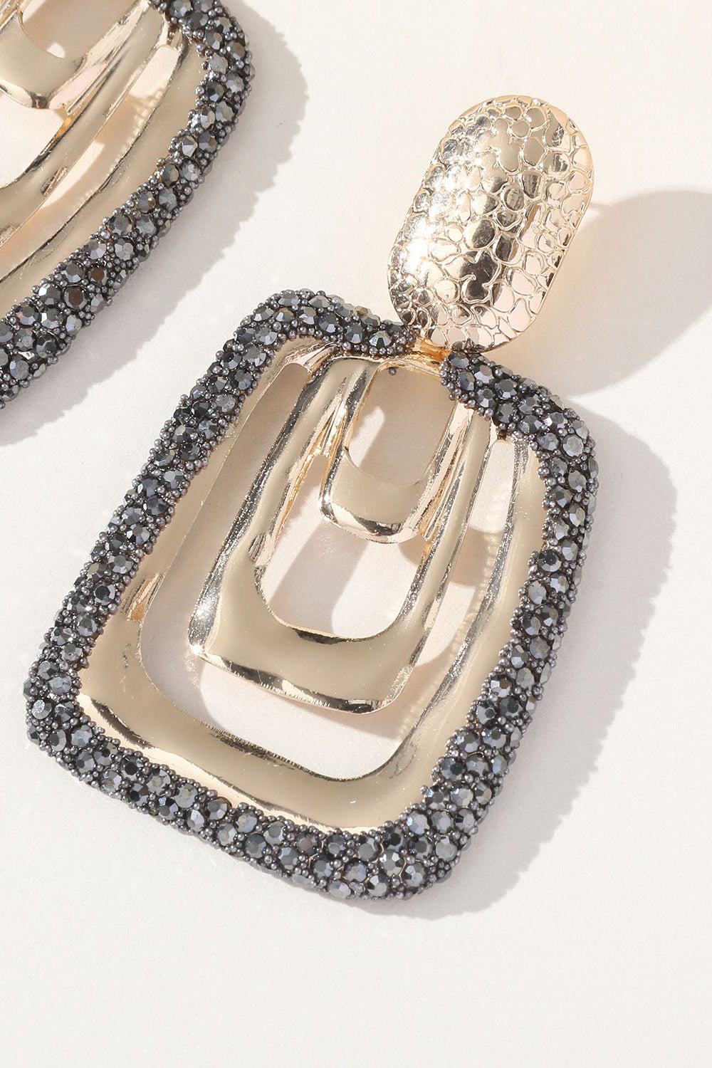 Boucles d’oreilles carrées en strass dorées pendantes