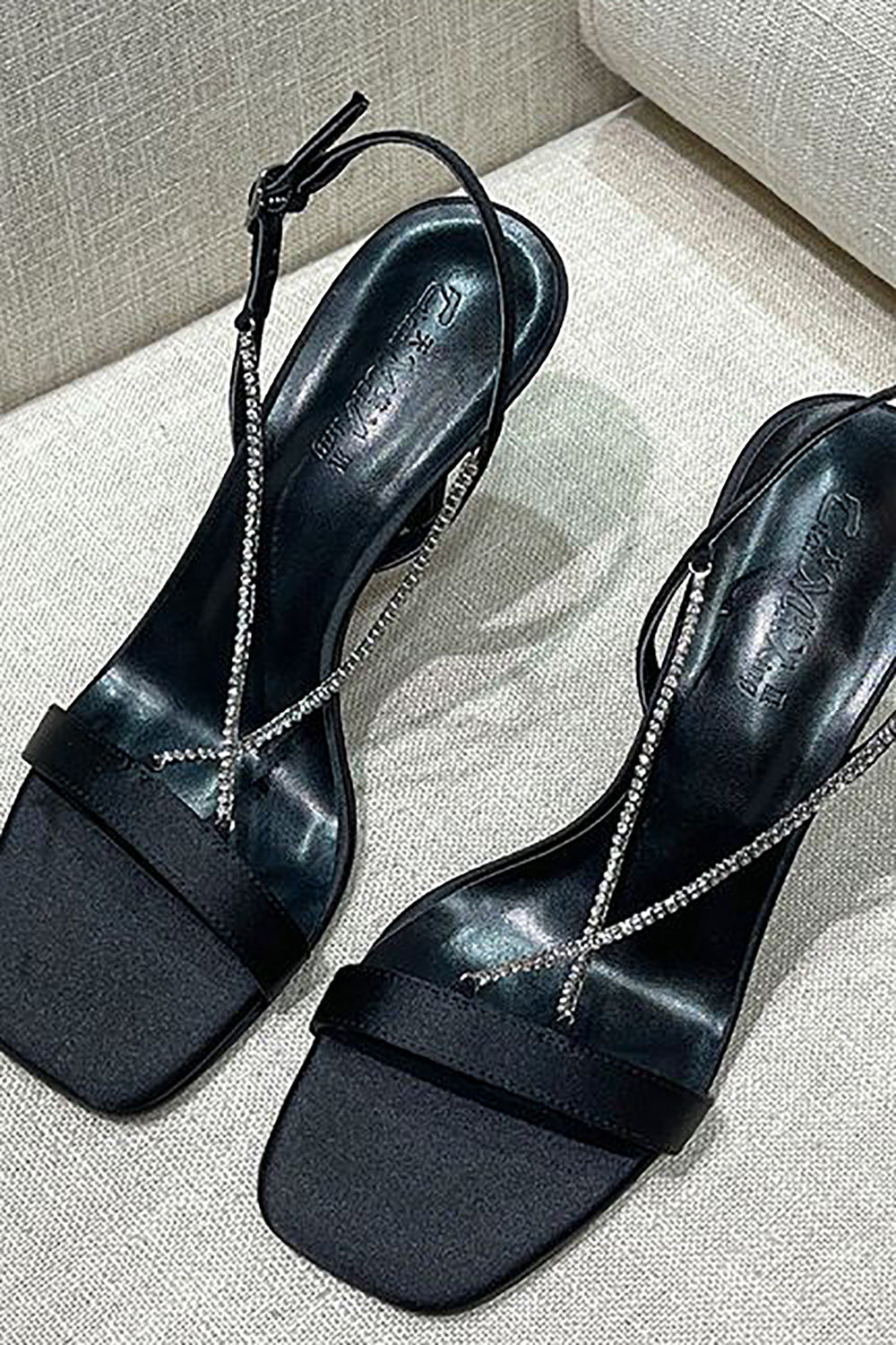 Talons hauts noirs à talons aiguilles à bout carré avec perles