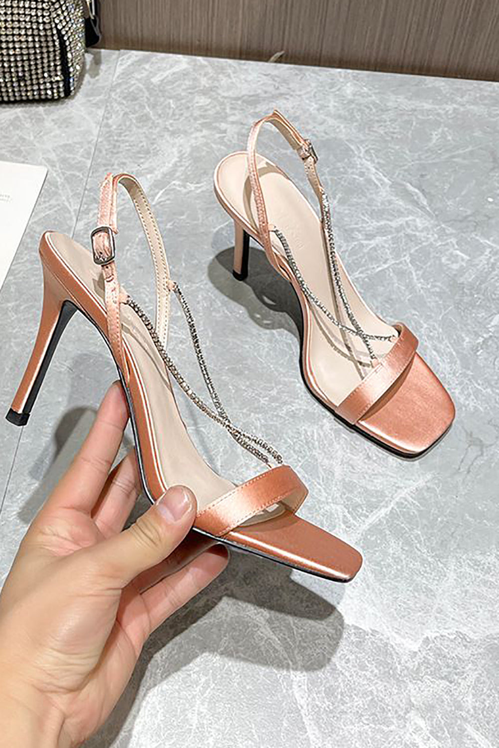 Talons hauts noirs à talons aiguilles à bout carré avec perles