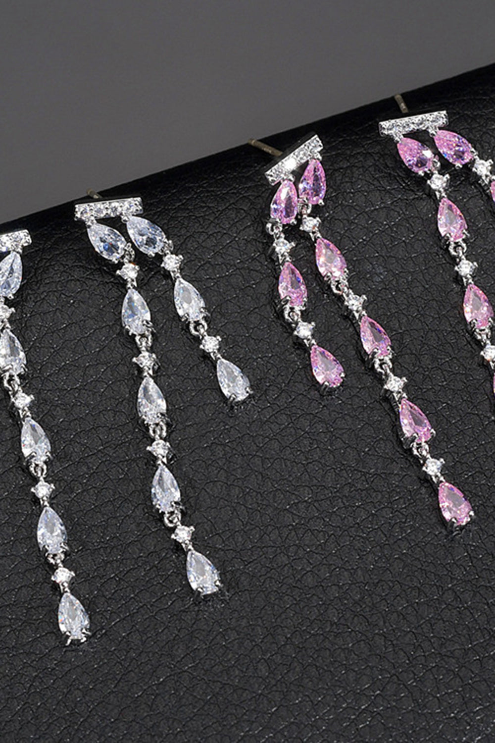 Boucles d’oreilles longues strass rose