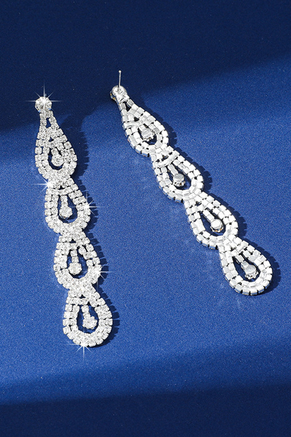 Boucles d’oreilles longues en strass argent