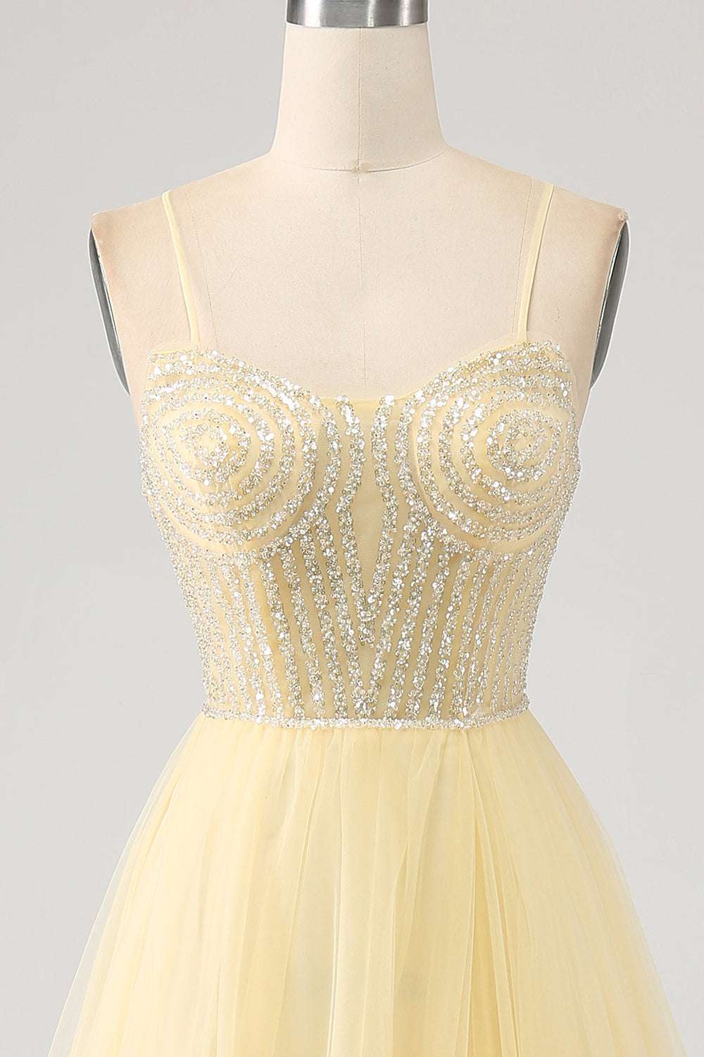 Robe de soirée jaune clair perlé en tulle avec fente