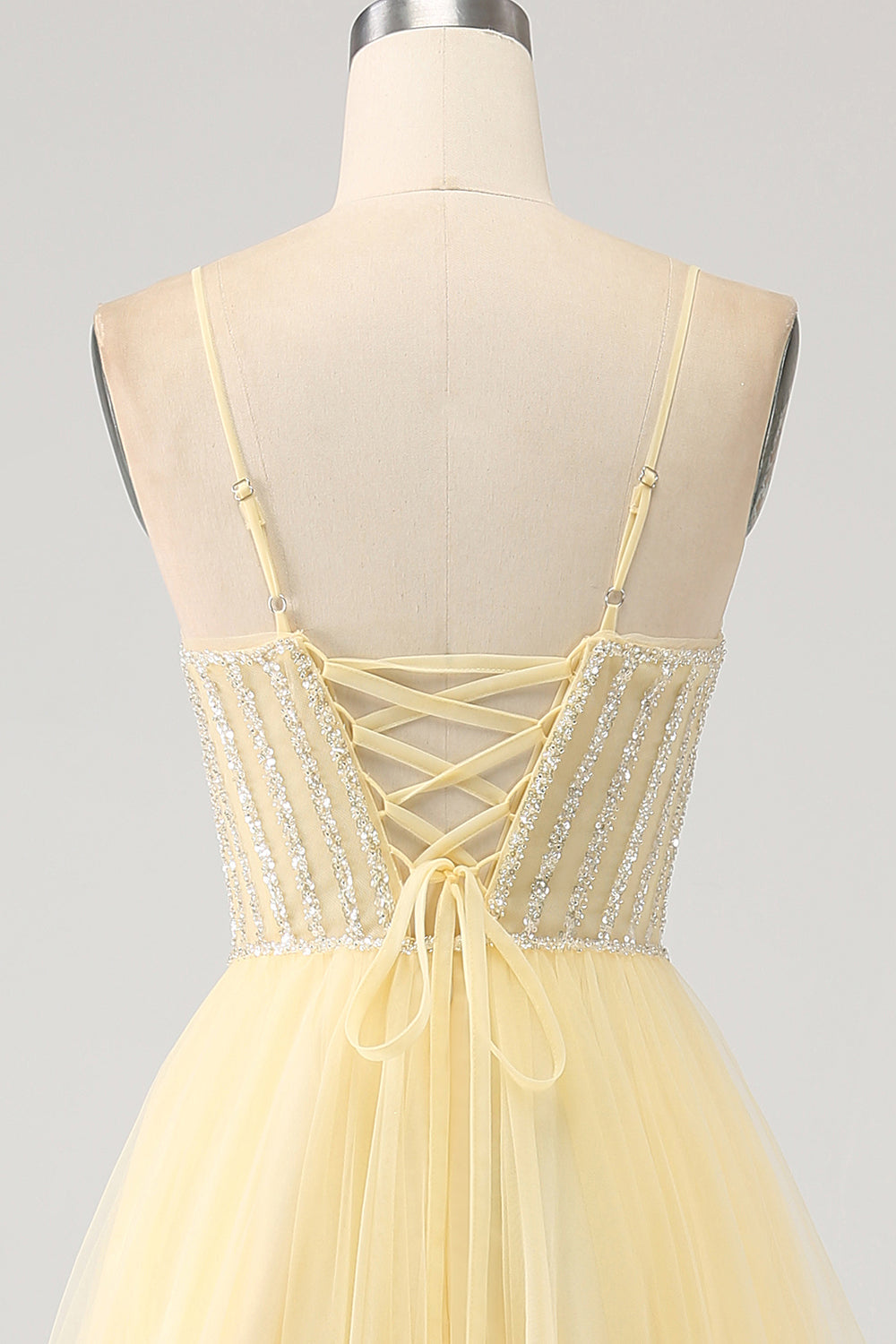 Robe de soirée jaune clair perlé en tulle avec fente