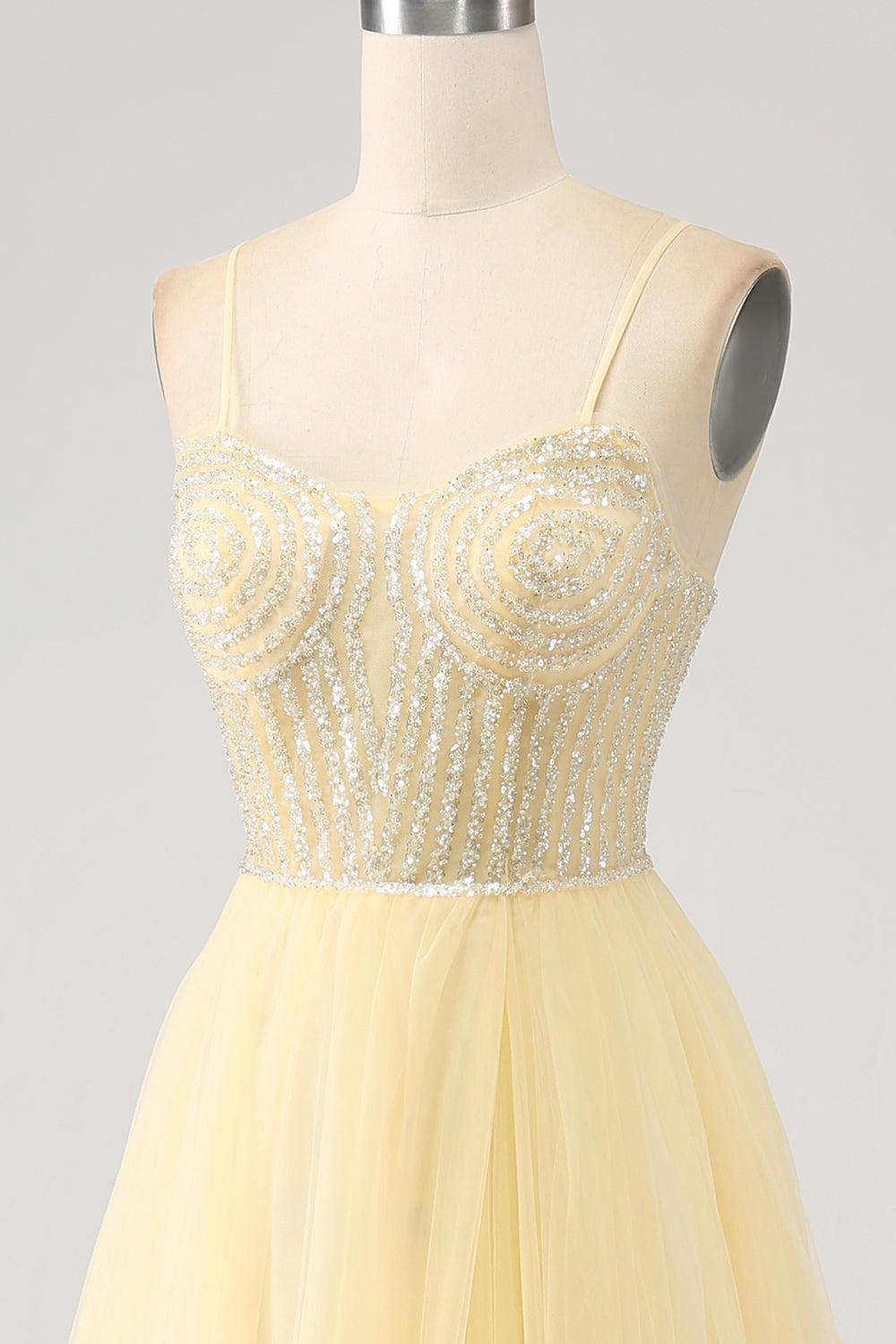 Robe de soirée jaune clair perlé en tulle avec fente