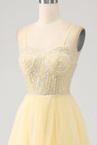 Robe de soirée jaune clair perlé en tulle avec fente