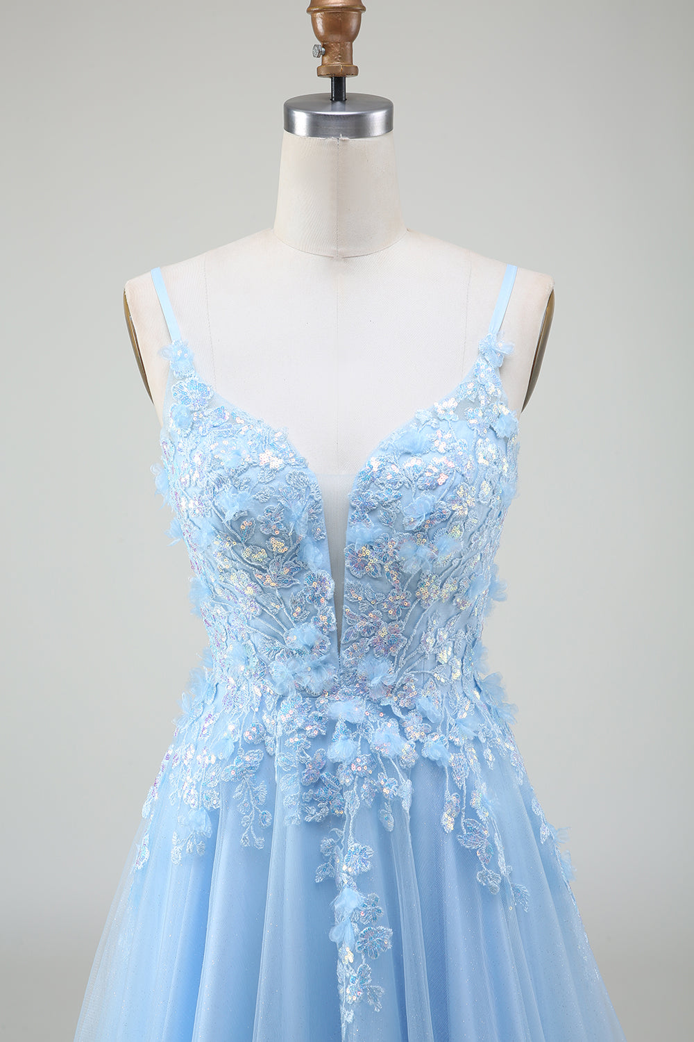 Robe de soirée bleu clair trapèze avec appliques