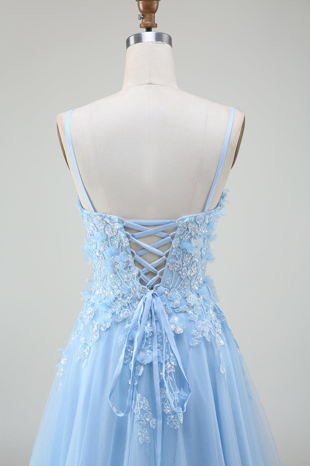 Robe de soirée bleu clair trapèze avec appliques