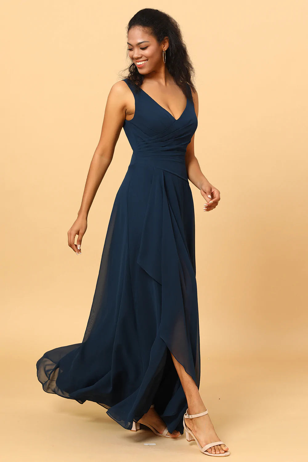 Navy V-Neck Chiffon Bridesmaid Robe avec volants