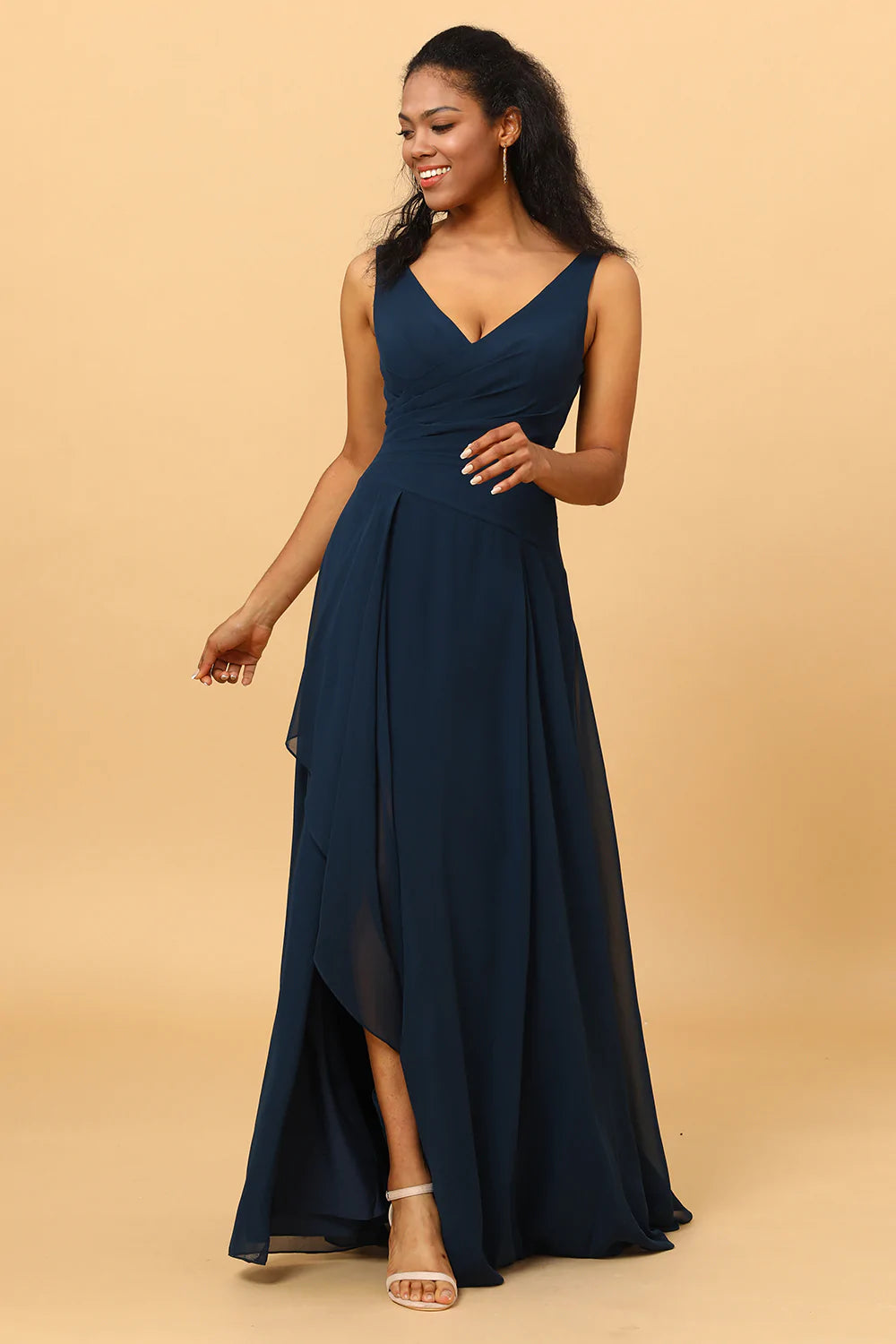 Navy V-Neck Chiffon Bridesmaid Robe avec volants