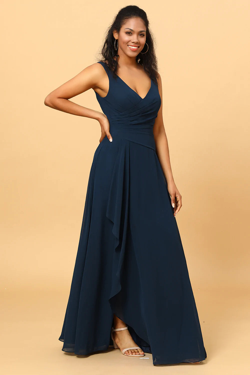 Navy V-Neck Chiffon Bridesmaid Robe avec volants