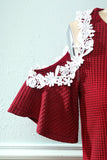 Dark Red Off the Shoulder Knitted Dress avec appliques