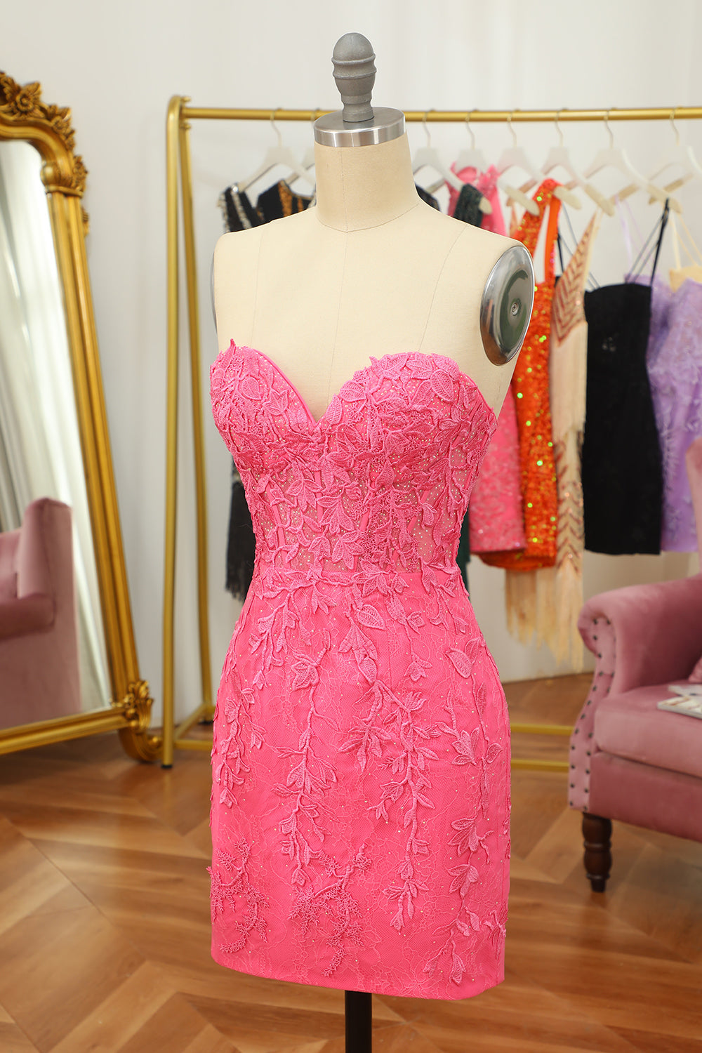 Robe courte rose serrée avec appliques