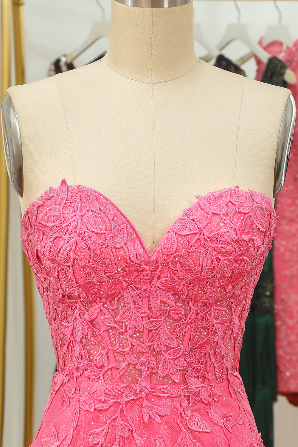 Robe courte rose serrée avec appliques