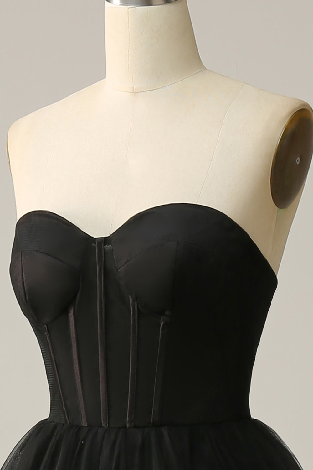 Une robe de Soirée corset noire à volants