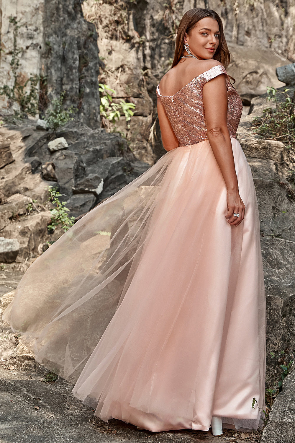 Une ligne de la robe de bal Shoulder Blush Plus