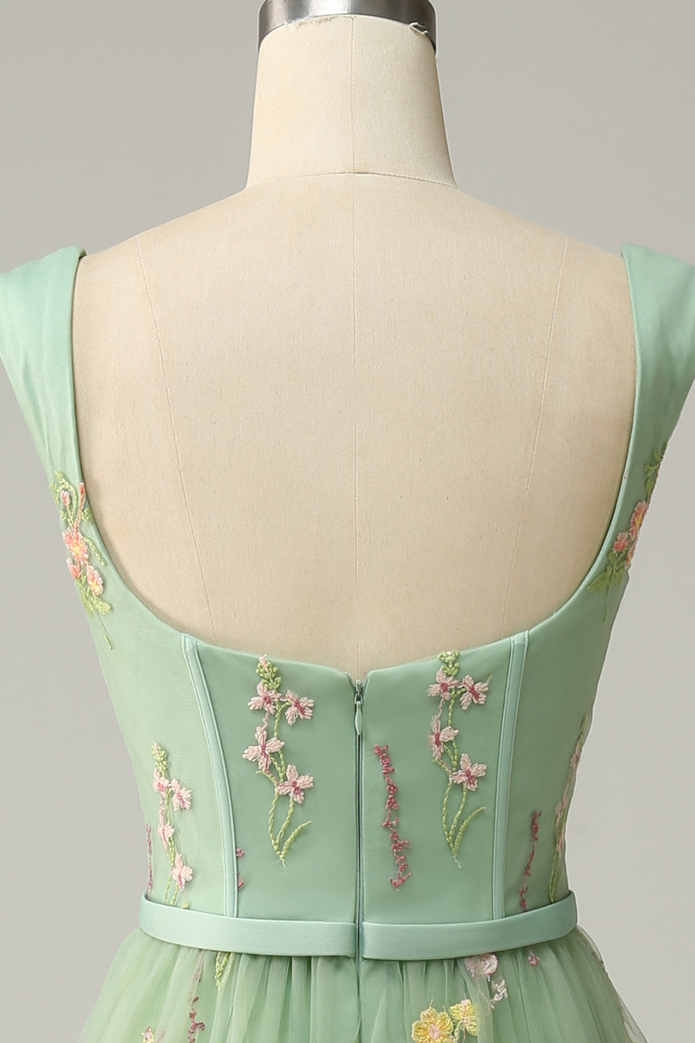 Une robe de soirée longue verte Sweetheart Line avec broderie