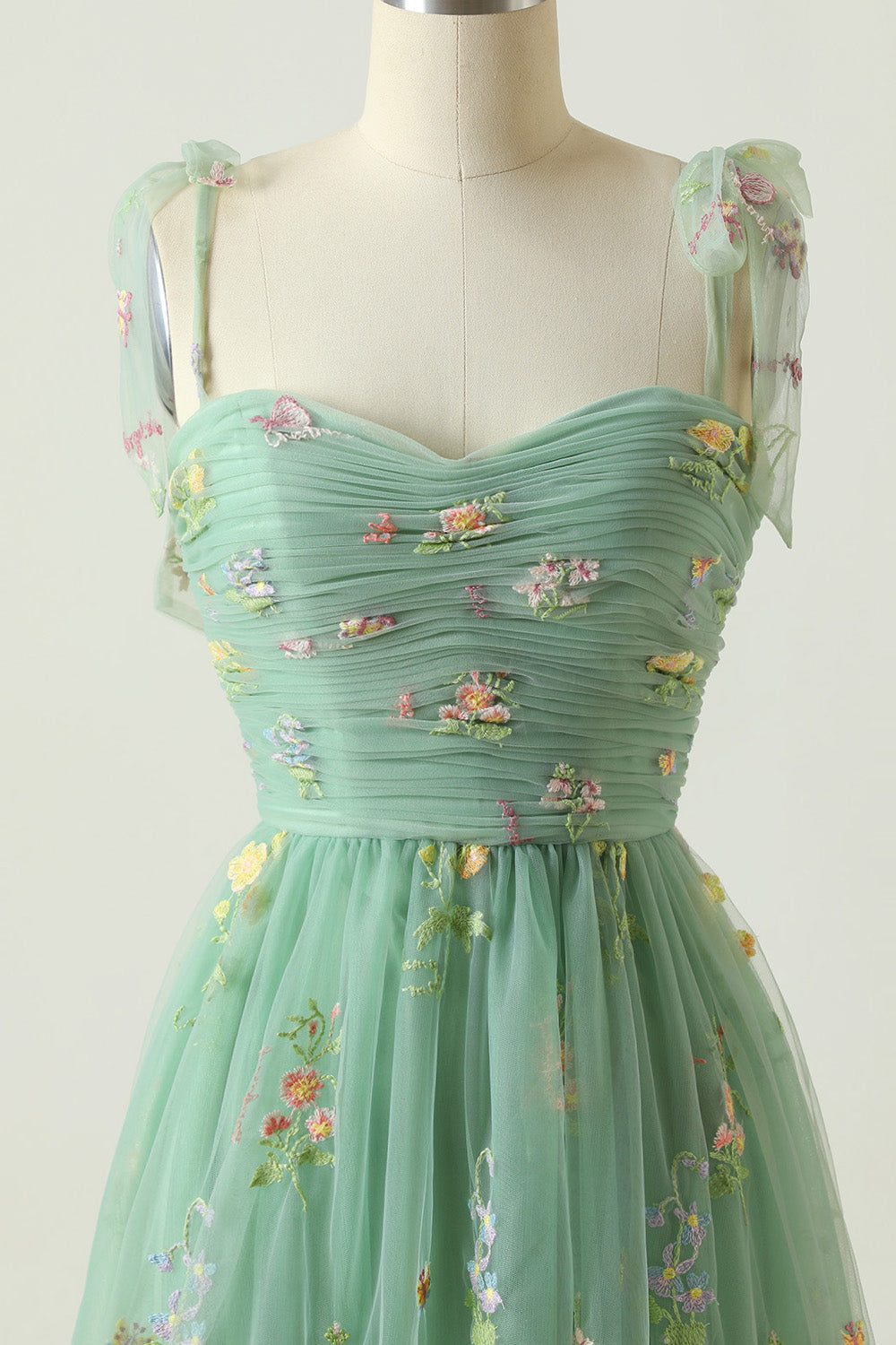 Robe de bal longue verte en tulle avec broderie élégante