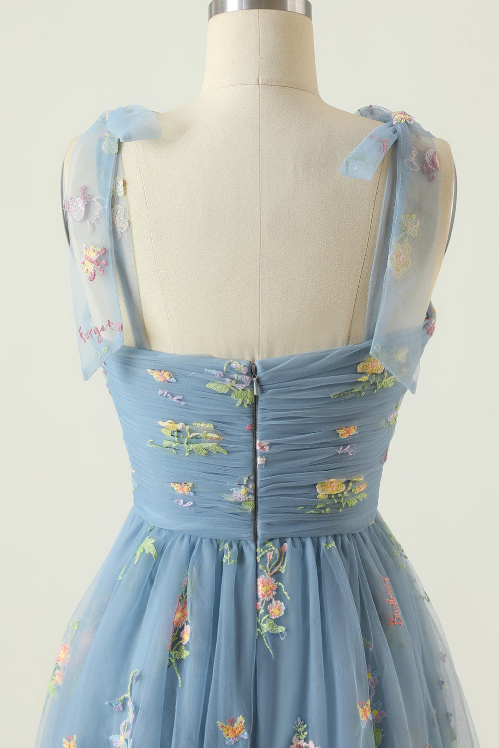 Robe de soirée longue bleue grise avec broderie