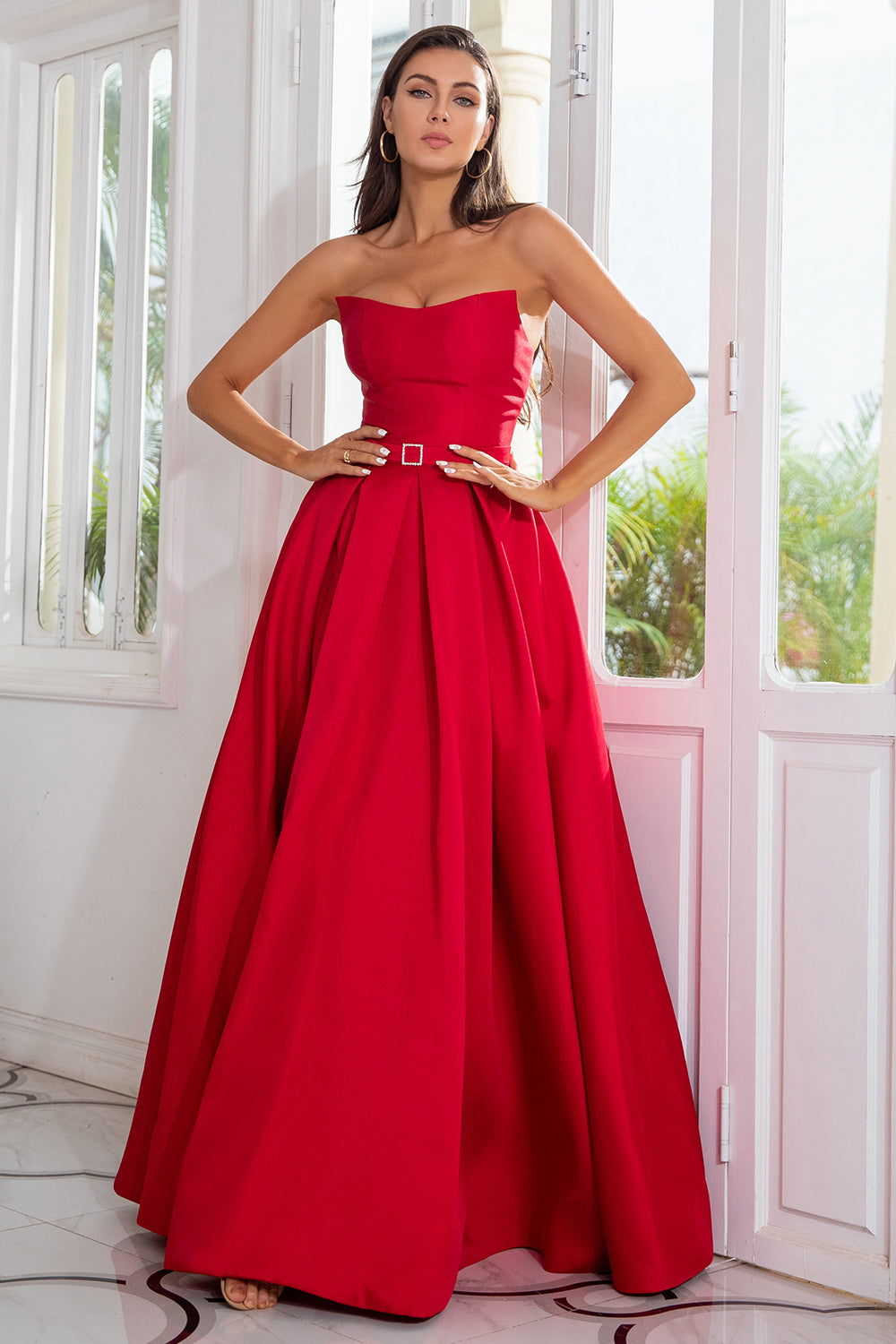 Une robe de bal longue rouge bustier line avec front fendu