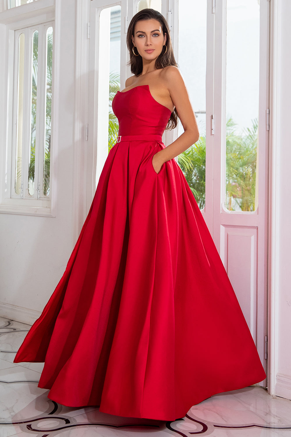 Une robe de bal longue rouge bustier line avec front fendu