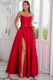 Une robe de bal longue rouge bustier line avec front fendu