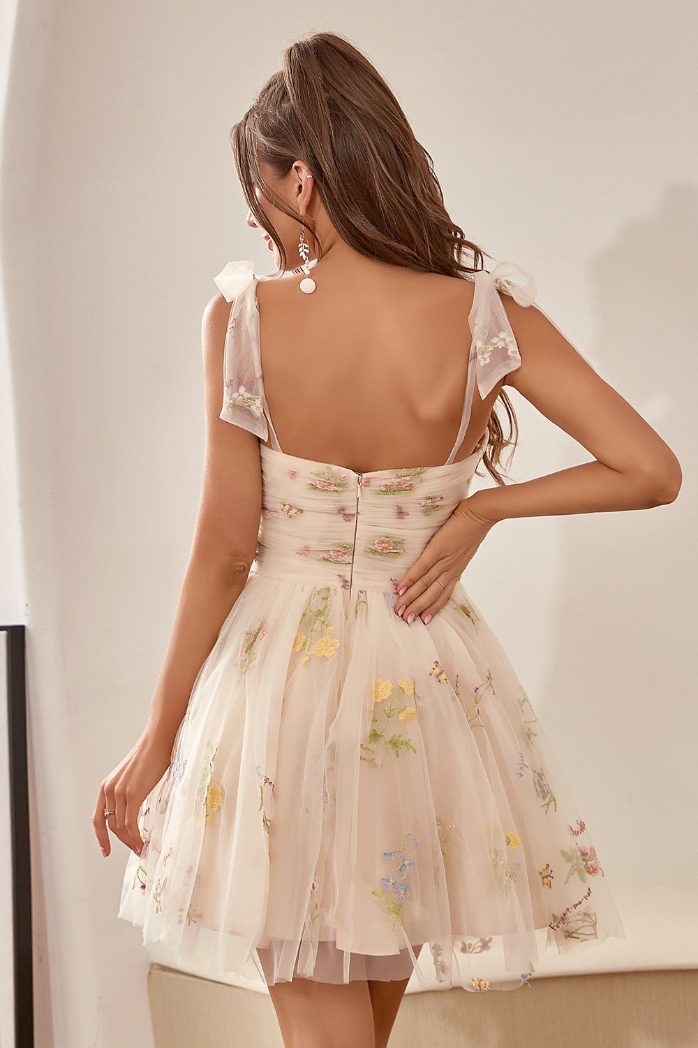Mignonne A Line Spaghetti Straps Champagne Homecoming Robe avec Broderie